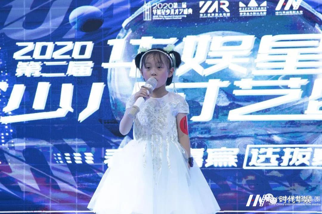 少儿主持人如何用正确姿势拿话筒~(图1)