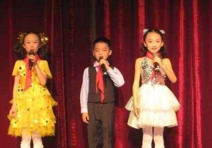 小朋友为什么要学习播音主持?学播音主持的较佳年龄揭晓(图2) 学播音主持的较佳年龄