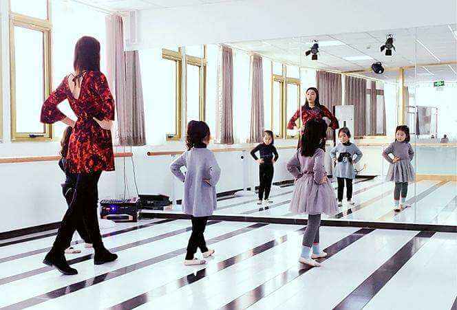 孩子学模特烧钱吗?学模特是对孩子未来较好的投资(图1) 孩子学模特烧钱吗