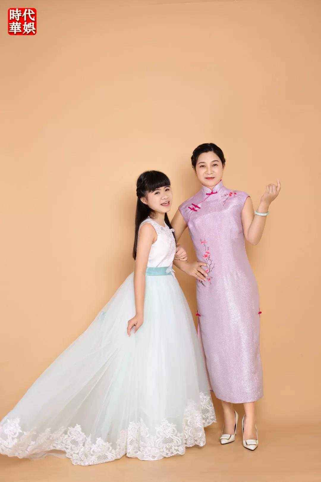 恭喜《妈妈Me呀》再添冯子晴亲子辣妈一对!!(图3) 恭喜《妈妈Me呀》再添冯子晴亲子辣妈一对!!(图3)