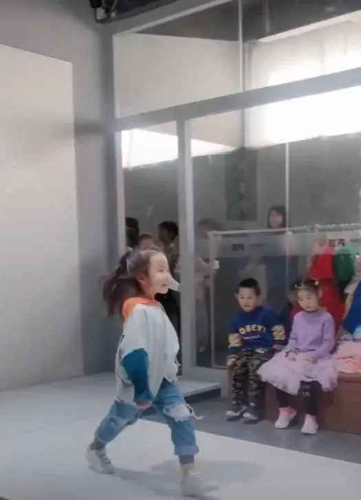 深圳少儿学习模特有什么好处?一起来看一下吧!(图2) 深圳少儿学习模特有什么好处