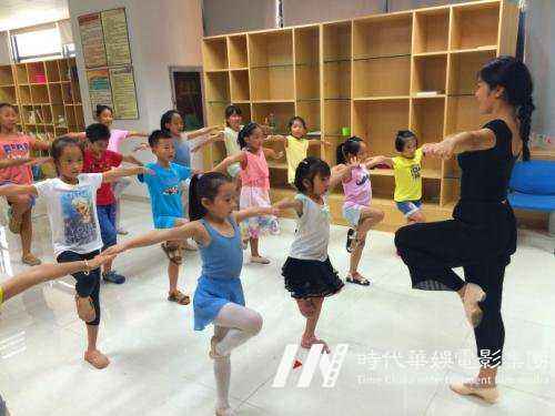 让孩子看深圳环球童影少儿舞蹈节目激发孩子的舞蹈想法(图1) 环球童影舞蹈节目