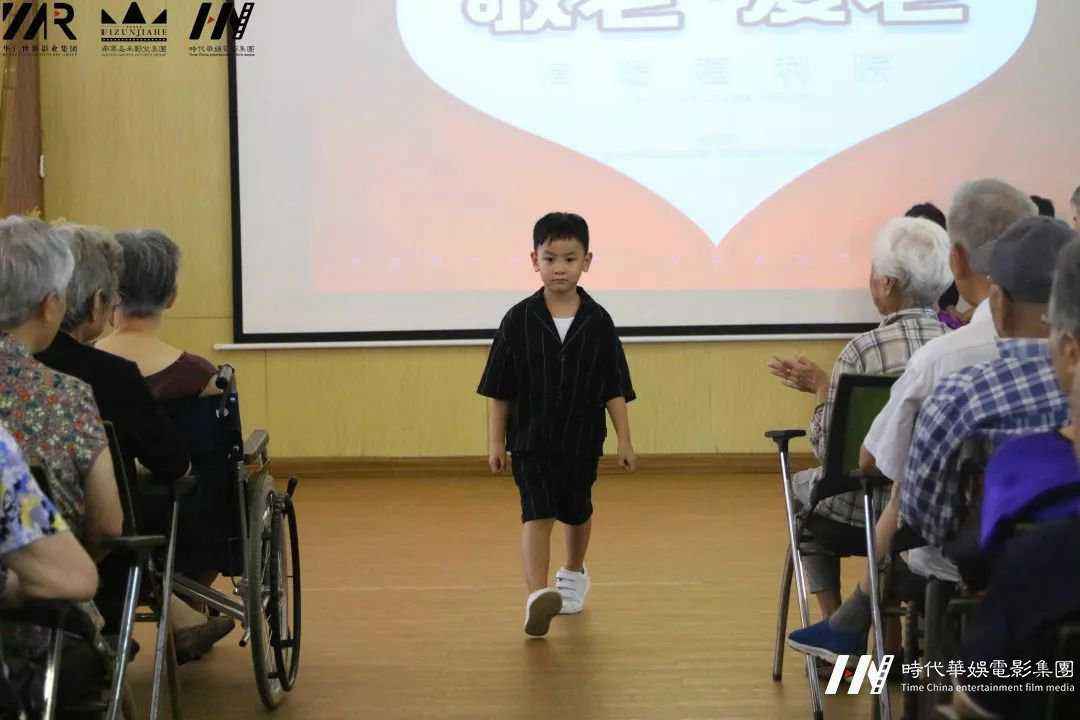 环球童影在深圳福田举办公益文艺演出“情暖福利院”(图7) 环球童影在深圳福田举办公益文艺演出“情暖福利院”(图7)