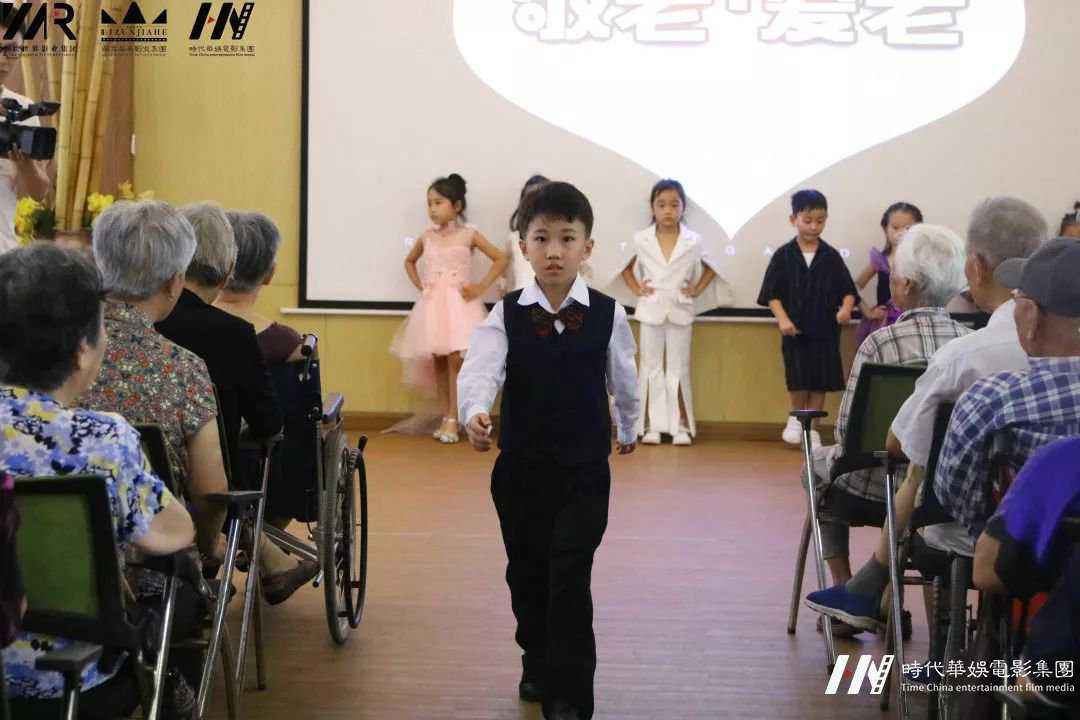 环球童影在深圳福田举办公益文艺演出“情暖福利院”(图8) 环球童影在深圳福田举办公益文艺演出“情暖福利院”(图8)