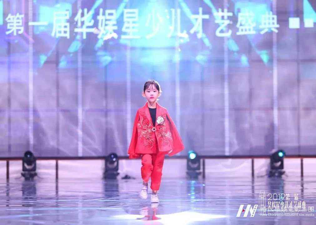 张又兮|领先届华娱星少儿才艺盛典总决赛网络人气季军(图2) 张又兮|领先届华娱星少儿才艺盛典总决赛网络人气季军(图2)