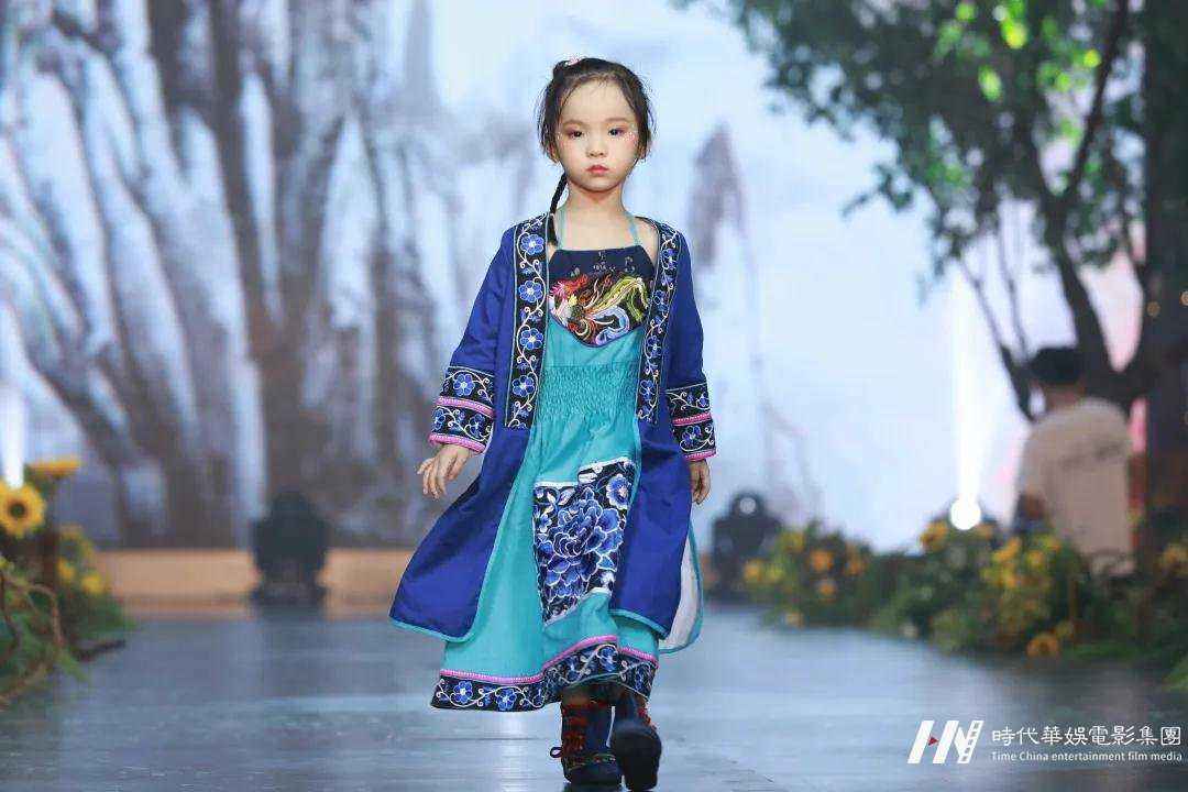 张亮四岁女儿首次登上T台儿童时装走秀,气场实足(图1) T台儿童时装走秀