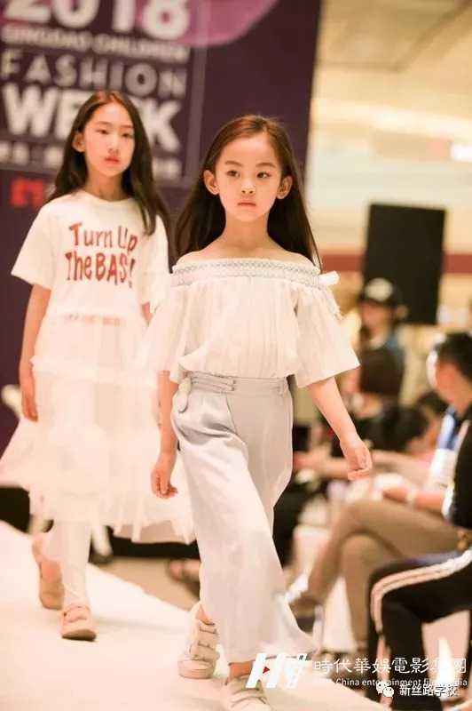 学习儿童模特必须知道的走秀动作技巧和方法!(图1) 学习儿童模特必须知道的走秀动作技巧和方法!(图1)