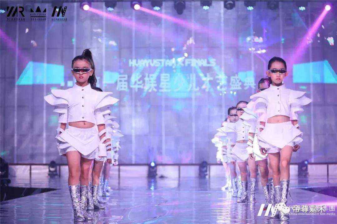 练习声乐兴趣较好的方法就是模仿原唱练歌(图1) 少儿学声乐
