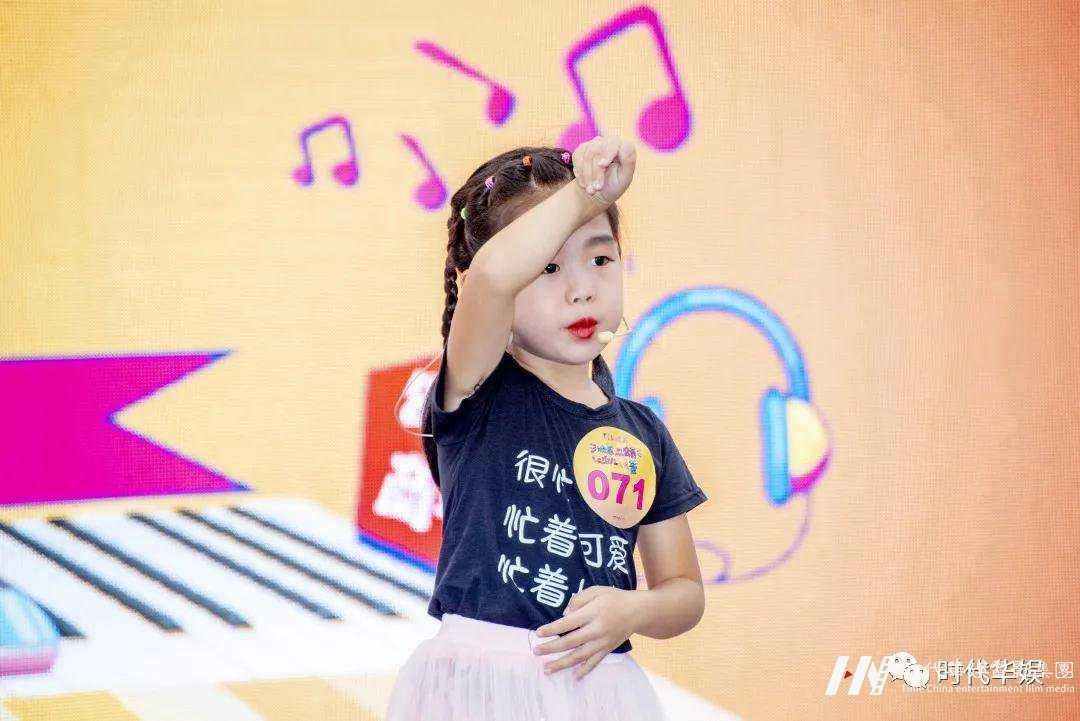 只因儿时学过少儿舞蹈,现已获得无数网友称赞(图1) 舞台