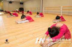 少儿舞动培训拉韧带千万不能自学