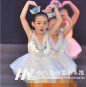 舞蹈培训班是怎么教小孩劈叉柔韧训练方法的？