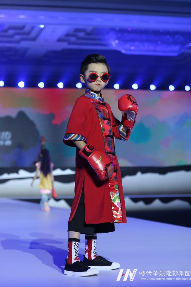 第七季《中国好猫步》少儿模特大师赛全国总决赛惊鸿人气大奖——黄曦胤(图2)