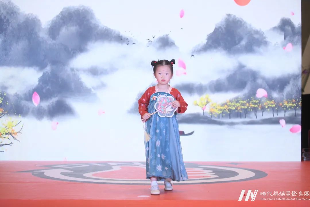 环球童影杭州【华影光线】分公司大型文艺汇演活动回顾(图45) 环球童影杭州【华影光线】分公司大型文艺汇演活动回顾(图45)