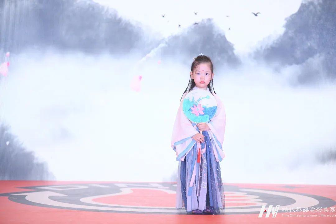 环球童影杭州【华影光线】分公司大型文艺汇演活动回顾(图62) 环球童影杭州【华影光线】分公司大型文艺汇演活动回顾(图62)