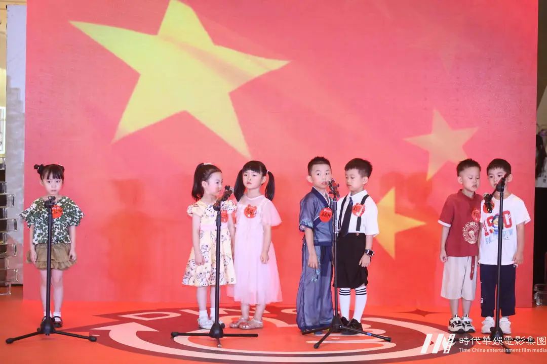 环球童影杭州【华影光线】分公司大型文艺汇演活动回顾(图251) 环球童影杭州【华影光线】分公司大型文艺汇演活动回顾(图251)