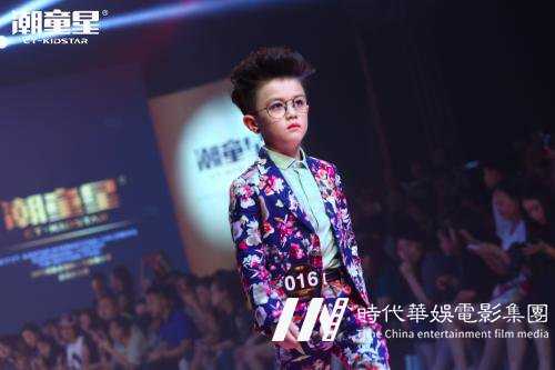 小孩老是缺乏自信,可以通过报名深圳少儿模特培训改变吗?(图2) 学习形体礼仪