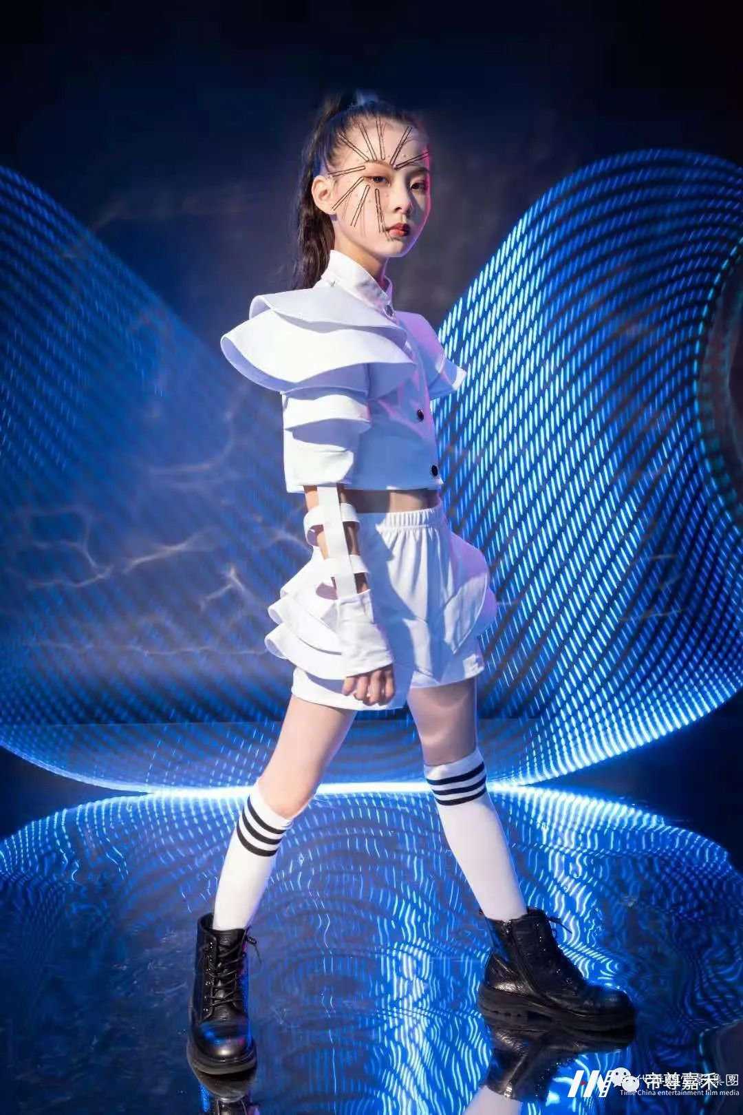 环球童影少儿街舞是这样培训小朋友舞感的!(图1) 环球童影少儿街舞是这样培训小朋友舞感的!(图1)