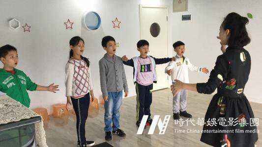 少儿声乐培训:孩子唱歌时身体特别僵硬不自然该怎么办?(图1) 少儿声乐培训:孩子唱歌时身体特别僵硬不自然该怎么办?(图1)