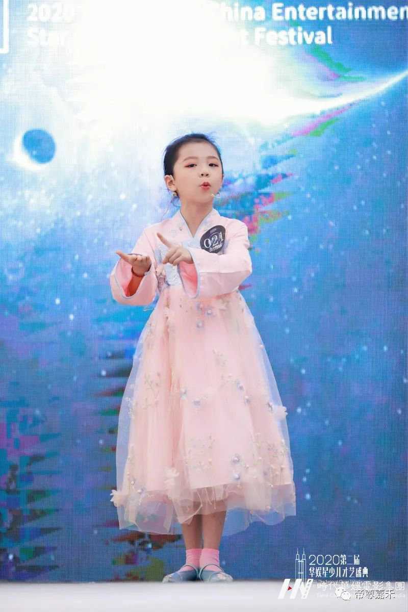 婚礼司仪要有良好的谈吐以及优雅的言谈形式(图1)