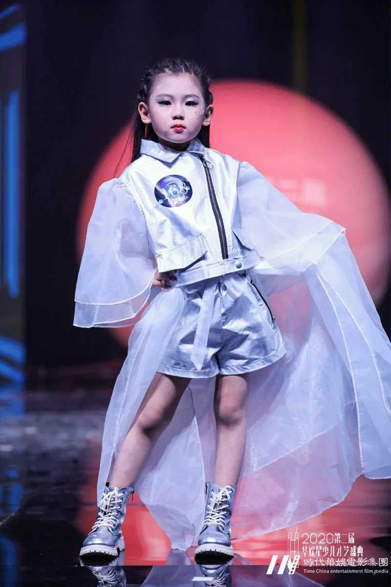 少儿模特应该怎样提高台步的流畅度(图1)