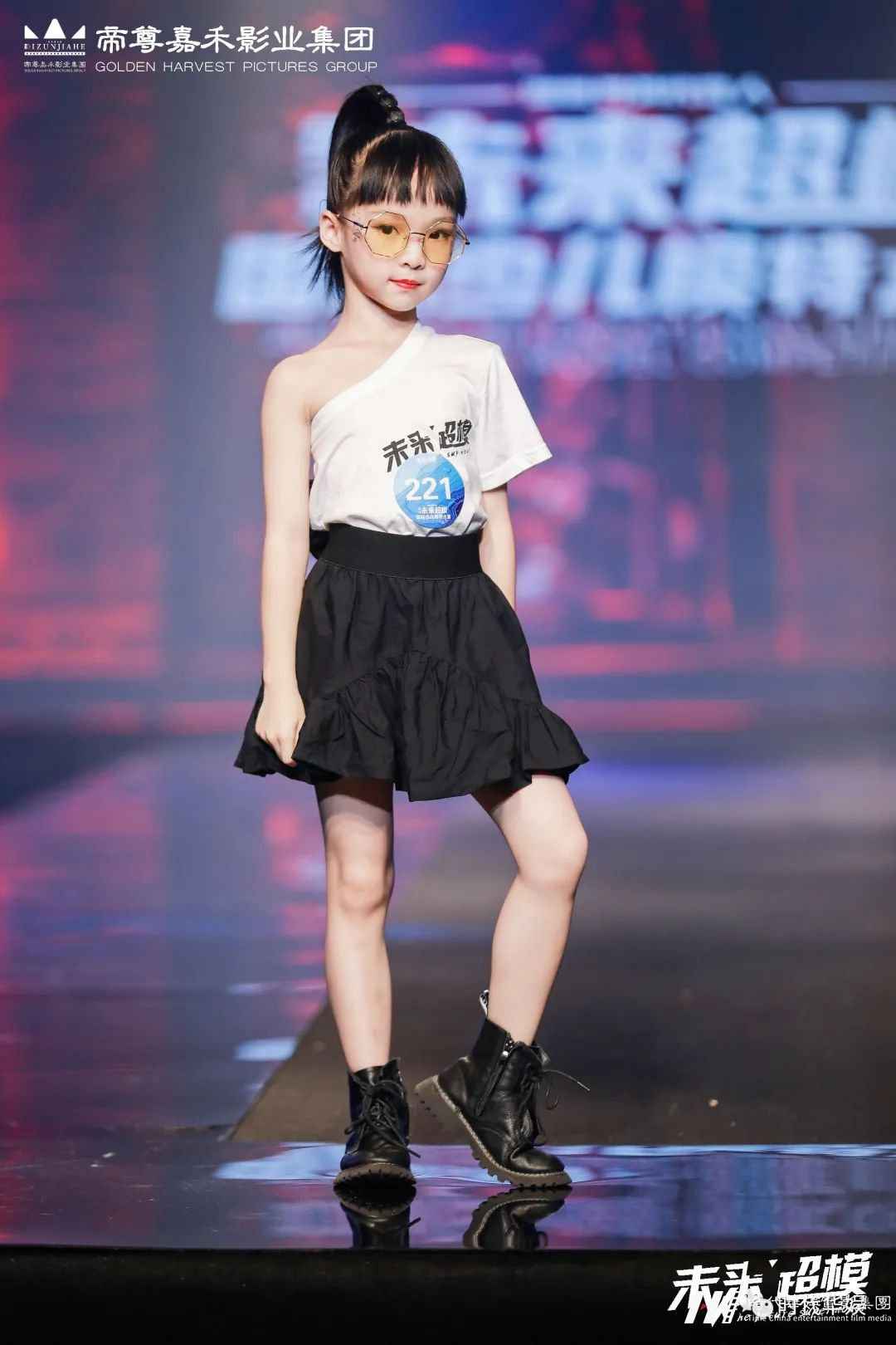 少儿模特如何在T台上圈粉无数?技巧在此!(图12) 图片