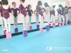 拔苗式”学儿童舞蹈，哪个孩子受得了！