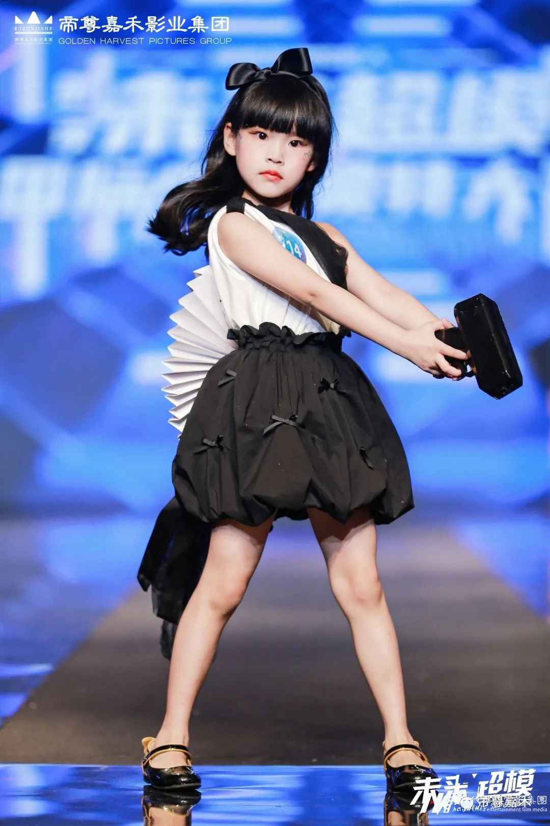 蔺依依--肆意自在·独具风采 | 未来超模晋级赛DIY赛服较佳创意设计奖(图3) 图片