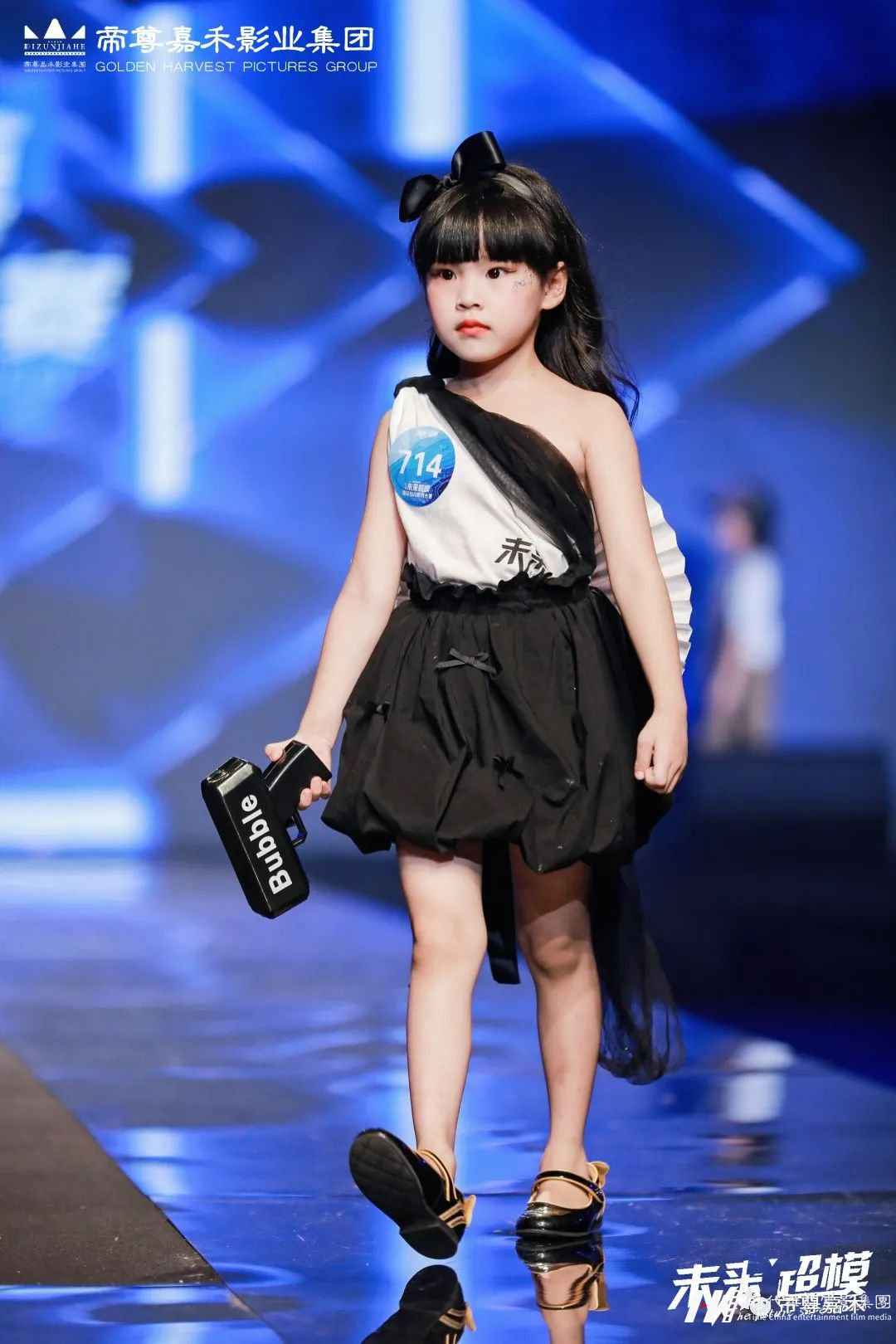 蔺依依--肆意自在·独具风采 | 未来超模晋级赛DIY赛服较佳创意设计奖(图4) 图片