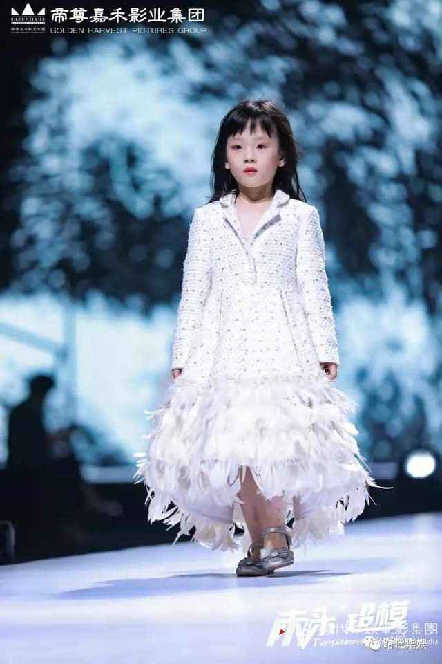 少儿模特必知!如何在T台上拥有超强气场?(图4) 少儿模特必知!如何在T台上拥有超强气场?(图4)