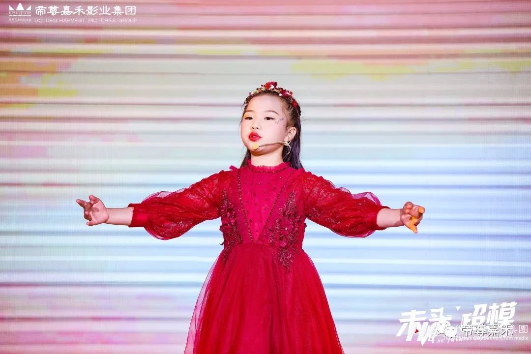 未来超模小主持人黄一媛 才艺展示《我爱你中国》| 未来超模全国总决赛(图12) 图片