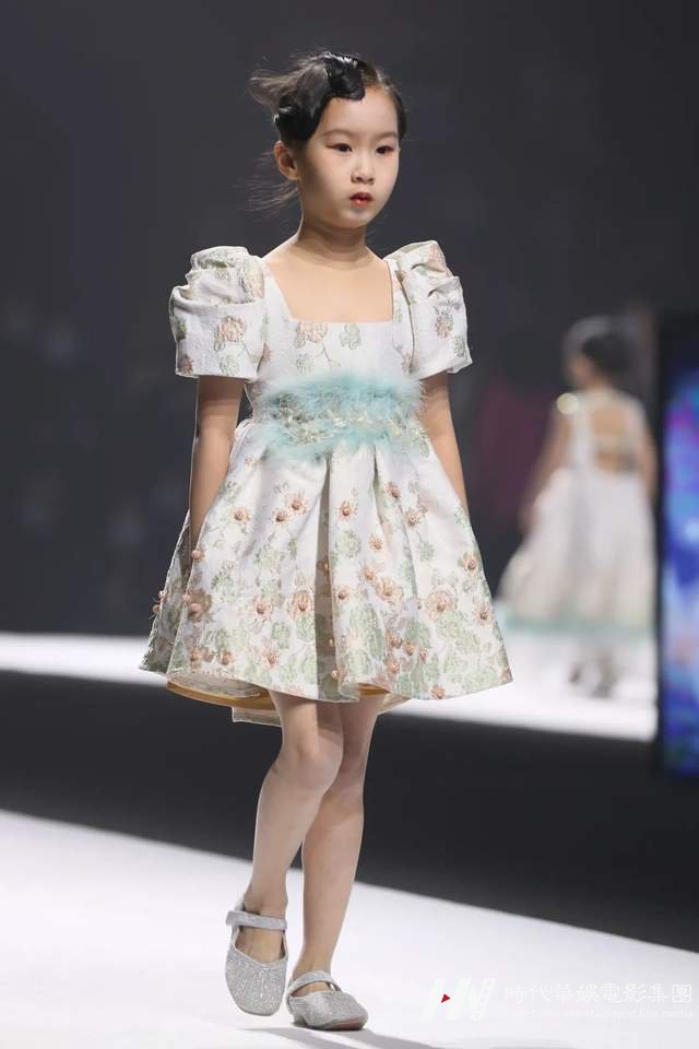 学习少儿模特课程,让孩子成为秀场焦点!(图4) 学习少儿模特课程,让孩子成为秀场焦点!(图4)