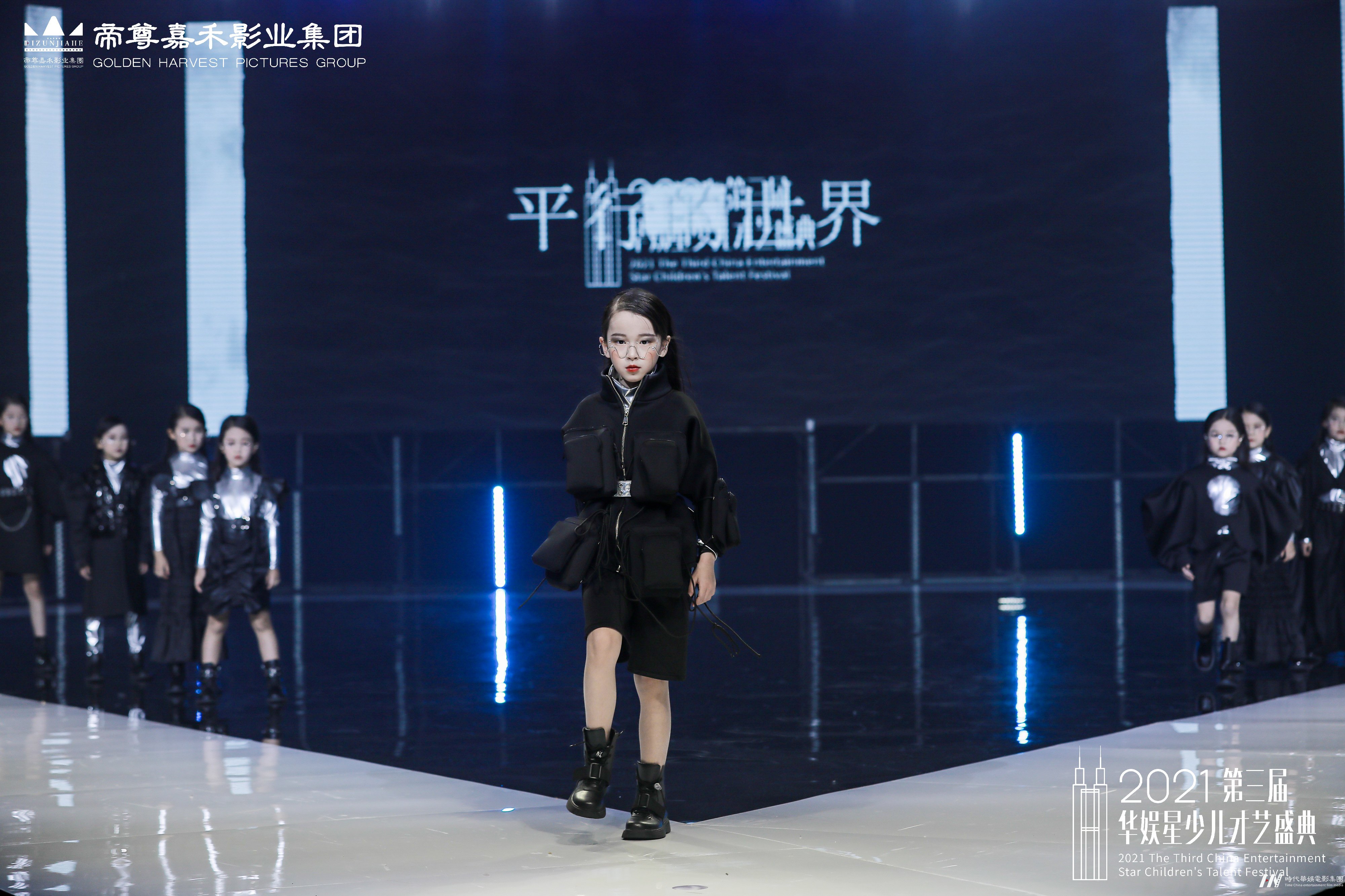 少儿模特家长必看，少儿模特走秀表情控制如何训练？(图1)