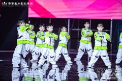 孩子在跳舞前少儿街舞热身必不可少