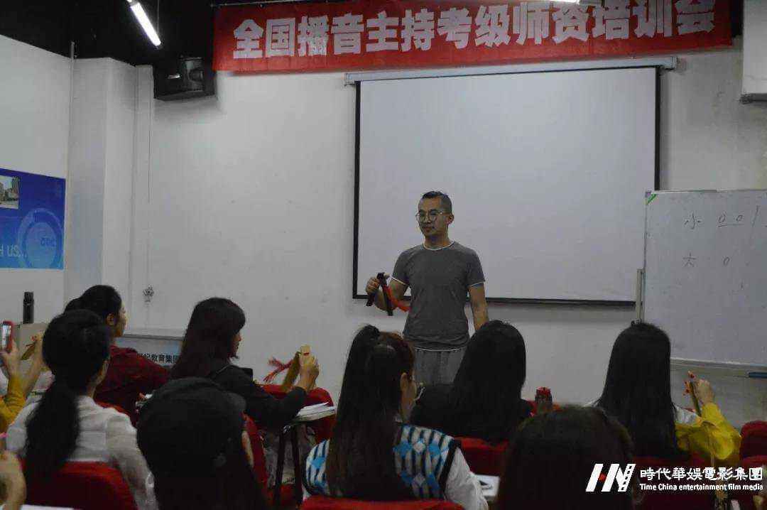 身为播音主持专业的你，知道播音主持可以自学(图1)