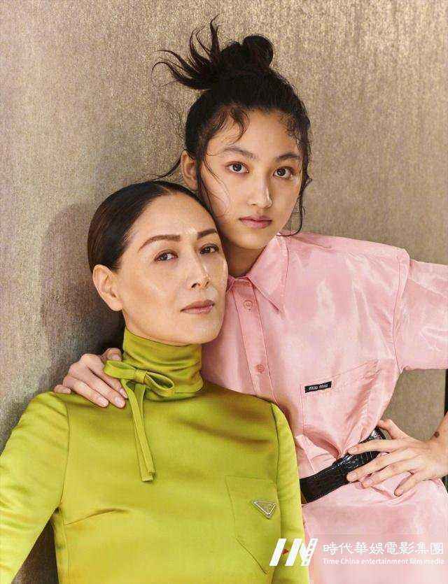 任达华全家人都是模特，妻子带着女儿一起登杂志封面