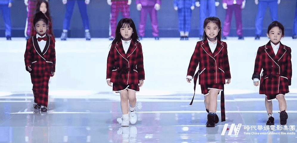​想让孩子在上兴趣班，孩子学习主持好还是学模特好，环球童影老师表示两个专业都是十分具有潜力的专业！