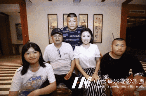 毕福剑与草帽姐一行人聚餐，时代华娱表示高端主持人风采不减当年