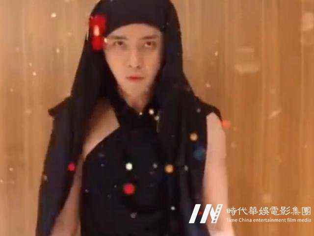 女装大佬学模特走秀，时代华娱的小编表示这个毫无违和感