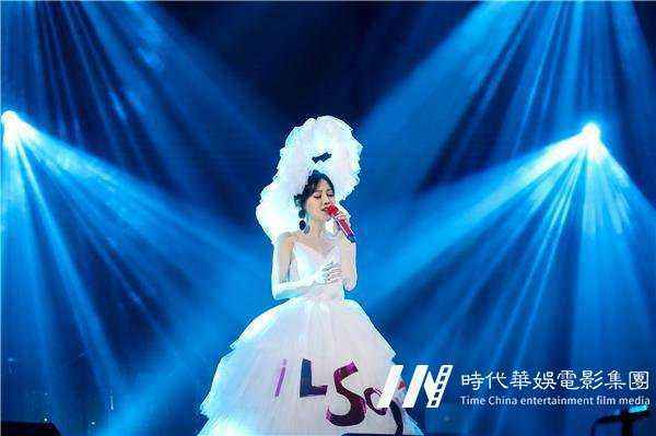 冯提莫首场歌唱惊喜不断，环球童影表示唱歌还是得坚持