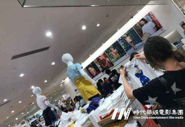 深圳童装模特店的店长了解到，被消费者争相购买的T恤是由优衣库联名美国街头艺术家KAWS设计的
