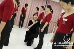 青少年驼背如何改善-深圳时代华娱少儿形体礼仪培训